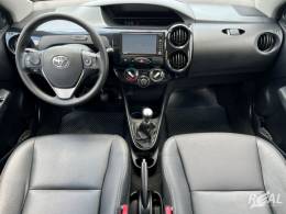 TOYOTA - ETIOS - 2017/2017 - Branca - R$ 61.900,00