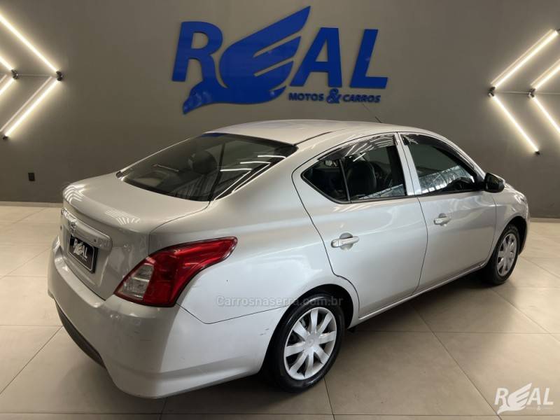 NISSAN - VERSA - 2017/2017 - Prata - R$ 32.900,00