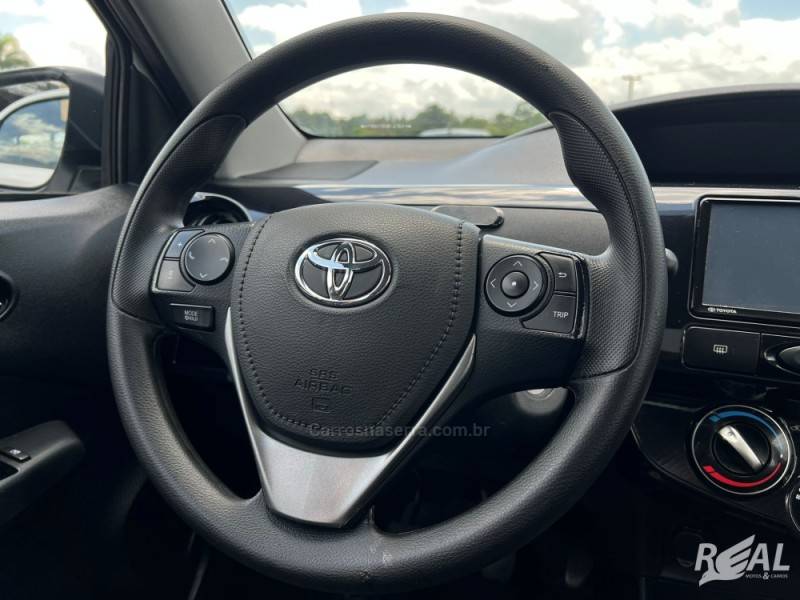 TOYOTA - ETIOS - 2017/2017 - Branca - R$ 61.900,00