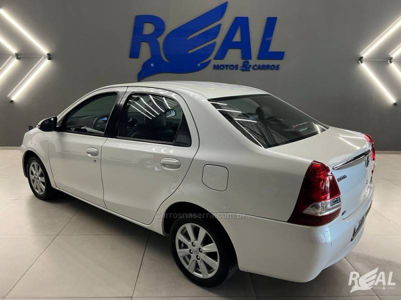 TOYOTA - ETIOS - 2017/2017 - Branca - R$ 61.900,00